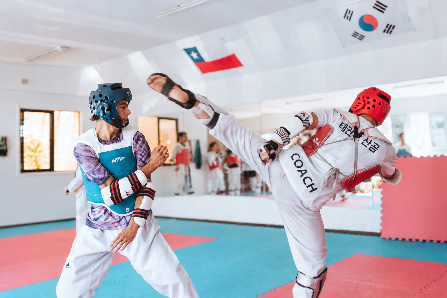 Grupo de estudiantes en una clase de Taekwondo